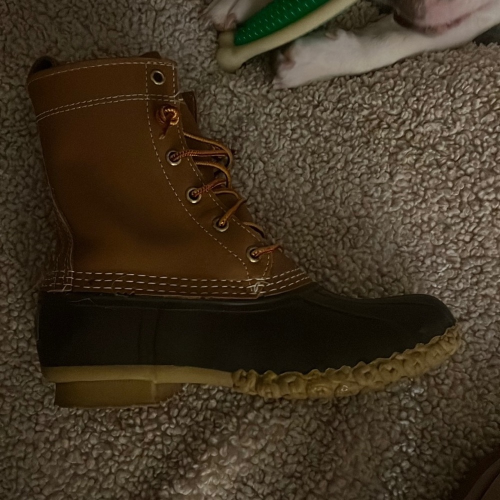 Like new ll bean duck boots size 3 kids fits women size 5.5